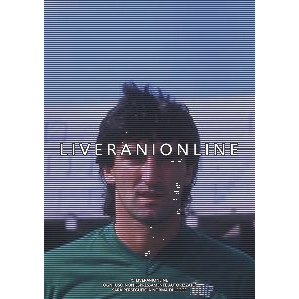 RETROSPETTIVA ROBERTO AMODIO CALCIATORE NELLA FOTO ROBERTO AMODIO CON LA MAGLIA DELL\'AVELLINO CALCIO AG ALDO LIVERANI SAS