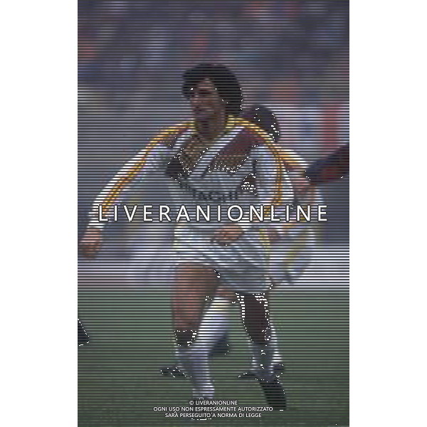 RETROSPETTIVA ROBERTO AMODIO CALCIATORE NELLA FOTO ROBERTO AMODIO CON LA MAGLIA DEL LECCE CALCIO AG ALDO LIVERANI SAS 