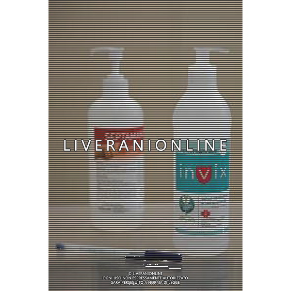 1-4-2021. Il Generale Francesco Paolo Figliuolo, commissario straordinario attuazione e coordinamento misure per il contenimento e contrasto dell\'emergenza epidemiologica COVID-19.e Fabrizio Curcio, capo della Protezione Civile Italiana, si recano a Cagliari in Sardegna, per valutare situazione Covid e vaccini. Visitano il centro vaccinazioni Covid-19, sito presso la Fiera Campionaria della Sardegna in Cagliari. Salvatore Moi/Aldo Liverani sas. Nella foto: gel igenizzante mani. FOTO SALVATORE MOI-AG ALDO LIVERANI SAS