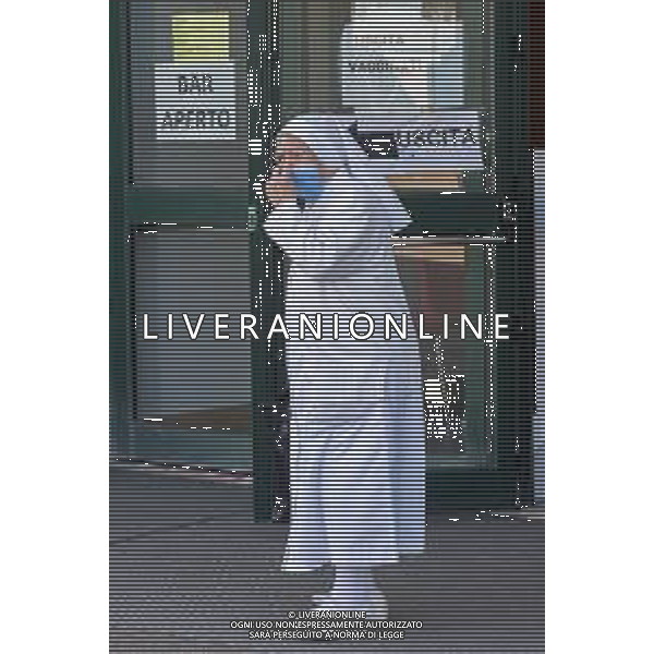 1-4-2021. Il Generale Francesco Paolo Figliuolo, commissario straordinario attuazione e coordinamento misure per il contenimento e contrasto dell\'emergenza epidemiologica COVID-19.e Fabrizio Curcio, capo della Protezione Civile Italiana, si recano a Cagliari in Sardegna, per valutare situazione Covid e vaccini. Visitano il centro vaccinazioni Covid-19, sito presso la Fiera Campionaria della Sardegna in Cagliari. Salvatore Moi/Aldo Liverani sas. Nella foto: Suora appena vaccinata a Cagliari. FOTO SALVATORE MOI-AG ALDO LIVERANI SAS