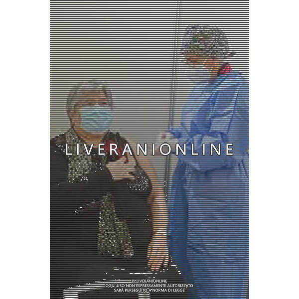 1-4-2021. Il Generale Francesco Paolo Figliuolo, commissario straordinario attuazione e coordinamento misure per il contenimento e contrasto dell\'emergenza epidemiologica COVID-19.e Fabrizio Curcio, capo della Protezione Civile Italiana, si recano a Cagliari in Sardegna, per valutare situazione Covid e vaccini. Visitano il centro vaccinazioni Covid-19, sito presso la Fiera Campionaria della Sardegna in Cagliari. Salvatore Moi/Aldo Liverani sas. Nella foto:persona mentre riceve vaccino contro Covid 19./AGENZIA ALDO LIVERANI SAS