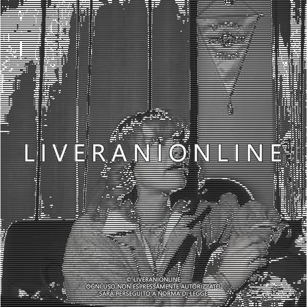 RETROSPETTIVA RITA PAVONE CANTANTE NELLA FOTO RITA PAVONE NELL\'ANNO 1977 A MILANO IN TERRAZZA MARTINI CON TEDDY RENO E CARLO DAPPORTO AG ALDO LIVERANI SAS