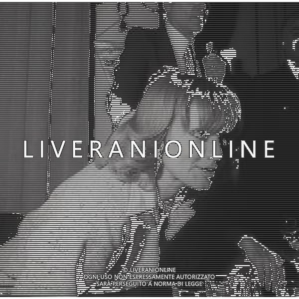 RETROSPETTIVA RITA PAVONE CANTANTE NELLA FOTO RITA PAVONE NELL\'ANNO 1977 A MILANO IN TERRAZZA MARTINI CON TEDDY RENO E CARLO DAPPORTO AG ALDO LIVERANI SAS