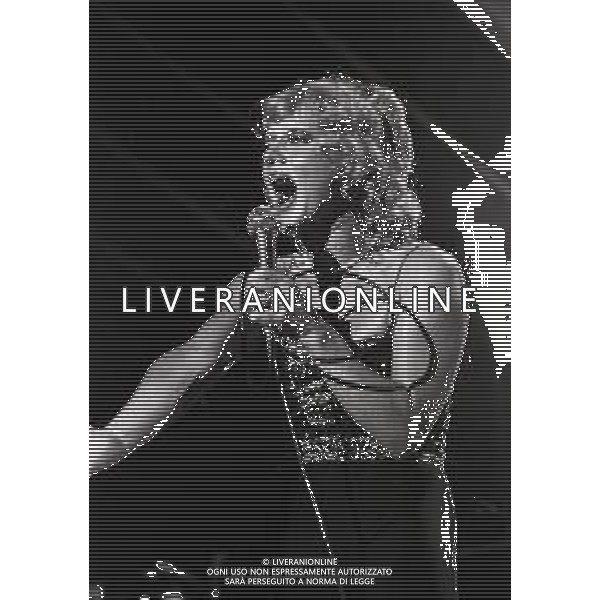 RETROSPETTIVA RITA PAVONE CANTANTE NELLA FOTO RITA PAVONE NELL\'ANNO 1980 ALLA BUSSOLA DI VIAREGGIO CON TEDDY RENO AG ALDO LIVERANI SAS
