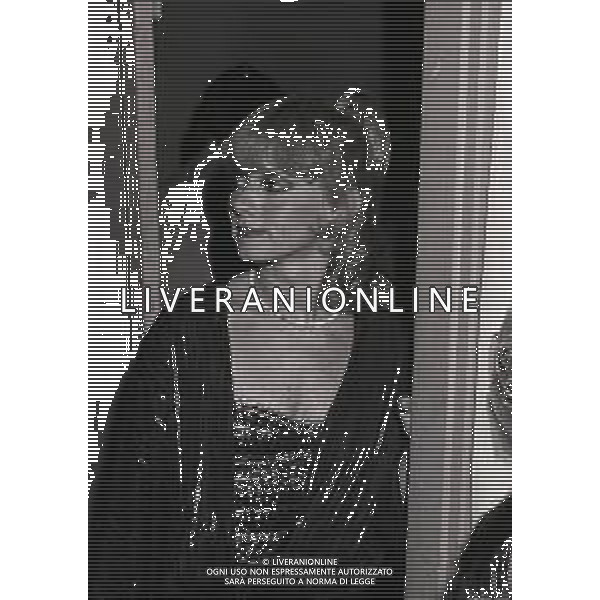 RETROSPETTIVA RITA PAVONE CANTANTE NELLA FOTO RITA PAVONE NELL\'ANNO 1980 ALLA BUSSOLA DI VIAREGGIO CON TEDDY RENO AG ALDO LIVERANI SAS