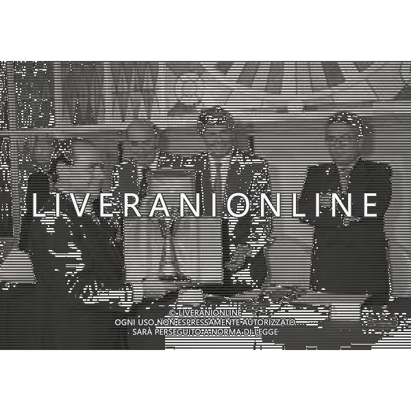 1993 MILANO PREMIAZIONI DELLA LEGA CALCIO ALLE SOCIETA\' DI CALCIO ALLA PRESENZA DEI PRESIDENTI HOTEL GALLIA NELLA FOTO SILVIO BERLUSCONI AG ALDO LIVERANI SAS