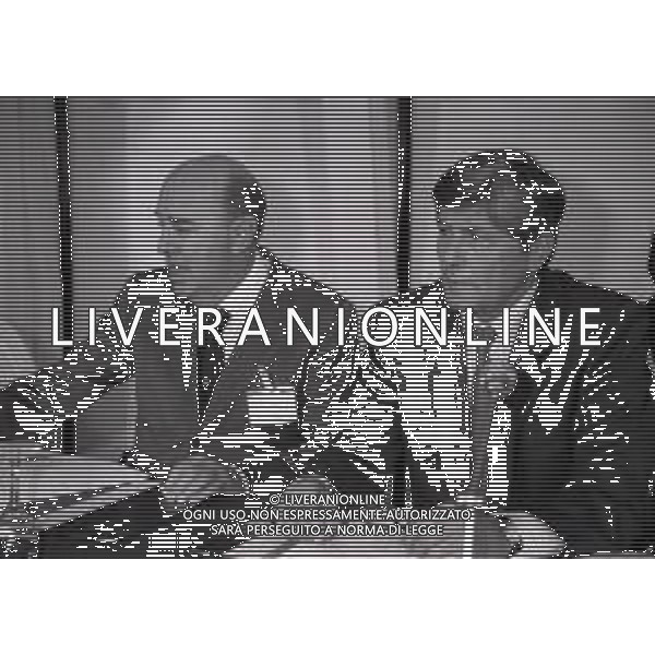 1993 MILANO PREMIAZIONI DELLA LEGA CALCIO ALLE SOCIETA\' DI CALCIO ALLA PRESENZA DEI PRESIDENTI HOTEL GALLIA NELLA FOTO PAOLO MANTOVANI E LUCIANO NIZZOLA AG ALDO LIVERANI SAS