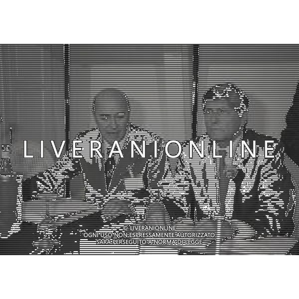 1993 MILANO PREMIAZIONI DELLA LEGA CALCIO ALLE SOCIETA\' DI CALCIO ALLA PRESENZA DEI PRESIDENTI HOTEL GALLIA NELLA FOTO PAOLO MANTOVANI E LUCIANO NIZZOLA AG ALDO LIVERANI SAS