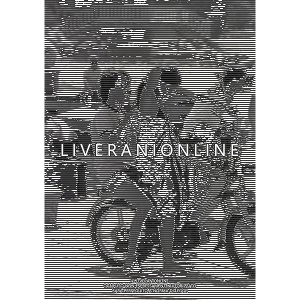 RETROSPETTIVA LUCA CORDERO DI MONTEZEMOLO IMPRENDITORE E MANAGER SPORTIVO NELLA FOTO LUCA CORDERO DI MONTEZEMOLO CON UN AMICA IN SARDEGNA NELL\'ANNO 1981 CON BARBARA PARODI DELFINO AG ALDO LIVERANI SAS