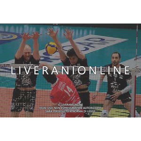 Tommasinio/LMedia - Playoff 5o posto - NBV Verona VS Consar Ravenna - Campionato di Volley Superlega Serie A 2020/2021 04 aprile 2021 - AGSM Forum, Verona, Italia Nella foto: Giulio Pinali - Consar Ravenna murato da Aidan Zingel - NBV Verona e Luca Spirito - NBV Verona @Tommasinio/LMedia AG ALDO LIVERANI SAS