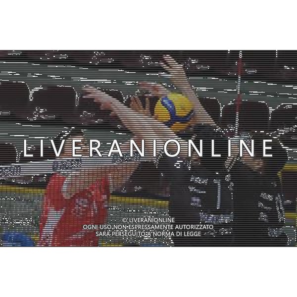 Tommasinio/LMedia - Playoff 5o posto - NBV Verona VS Consar Ravenna - Campionato di Volley Superlega Serie A 2020/2021 04 aprile 2021 - AGSM Forum, Verona, Italia Nella foto: Palla contesa a filo rete tra Aleks Grozdanov - Consar Ravenna e Luca Spirito - NBV Verona @Tommasinio/LMedia AG ALDO LIVERANI SAS