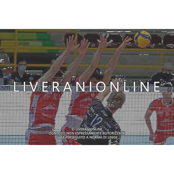 Tommasinio/LMedia - Playoff 5o posto - NBV Verona VS Consar Ravenna - Campionato di Volley Superlega Serie A 2020/2021 04 aprile 2021 - AGSM Forum, Verona, Italia Nella foto: Muro Consar Ravenna di Giulio Pinali - Consar Ravenna e Aleks Grozdanov - Consar Ravenna @Tommasinio/LMedia AG ALDO LIVERANI SAS