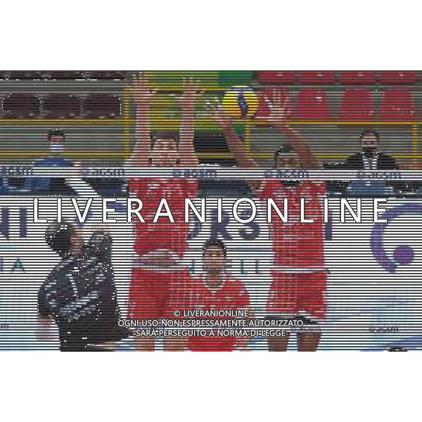 Tommasinio/LMedia - Playoff 5o posto - NBV Verona VS Consar Ravenna - Campionato di Volley Superlega Serie A 2020/2021 04 aprile 2021 - AGSM Forum, Verona, Italia Nella foto: Muro Consar Ravenna di Aleks Grozdanov - Consar Ravenna e Martins Arasomean - Consar Ravenna @Tommasinio/LMedia AG ALDO LIVERANI SAS