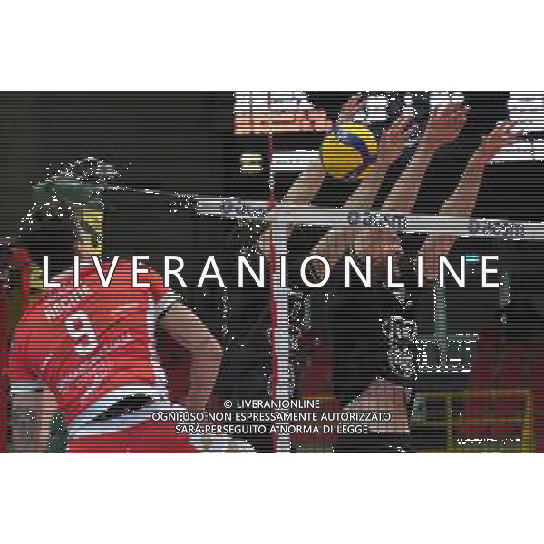 Tommasinio/LMedia - Playoff 5o posto - NBV Verona VS Consar Ravenna - Campionato di Volley Superlega Serie A 2020/2021 04 aprile 2021 - AGSM Forum, Verona, Italia Nella foto: Muro di Aidan Zingel - NBV Verona su attacco di Francesco Recine - Consar Ravenna @Tommasinio/LMedia AG ALDO LIVERANI SAS