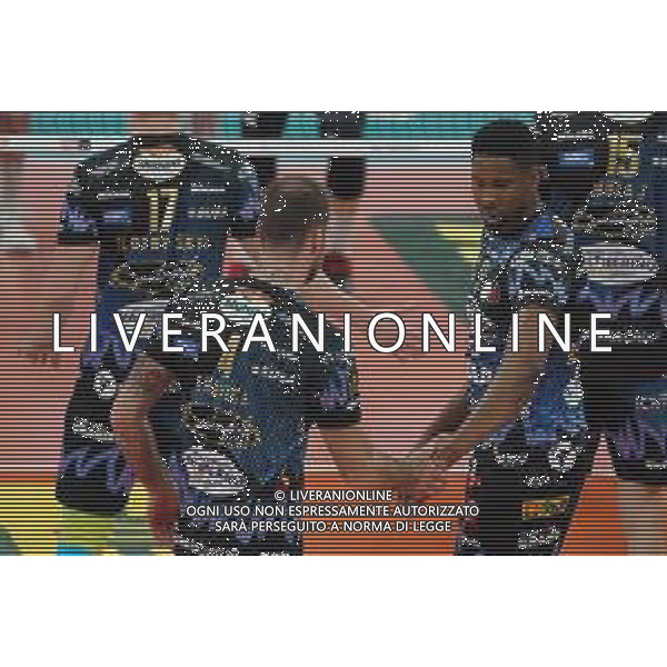Cerquiglinio/LMedia - Playoff - Semifinali - Sir Safety Conad Perugia vs Vero Volley Monza - Campionato di Volley Superlega Serie A 2020/2021 04 aprile 2021 - Pala Barton, Perugia, Italia Nella foto: travica dragan (n.04 setter sir safety conad perugia) wilfredo leon venero (n.9 hitter spiker sir safety conad perugia) @Cerquiglinio/LMedia AG ALDO LIVERANI SAS