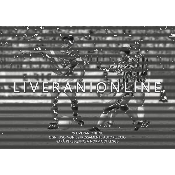 04-09-1994 BRESCIA-CAMPIONATO DI CALCIO SERIE A BRESCIA-JUVENTUS 1-1 NELLA FOTO MARCO PIOVANELLI E ROBERTO BAGGIO AG ALDO LIVERANI SAS