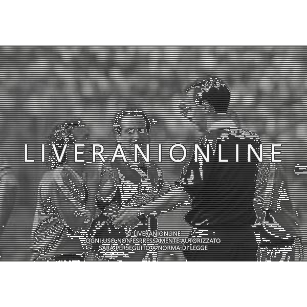 10-05-1992 BRESCIA CAMPIONATO DI CALCIO SERIE B BRESCIA -AVELLINO 2-0 NELLA FOTO ALBERTO URBAN-COSTANZO CELESTINI E L\'ARBITRO ROBERTO BETTIN AG ALDO LIVERANI SAS 