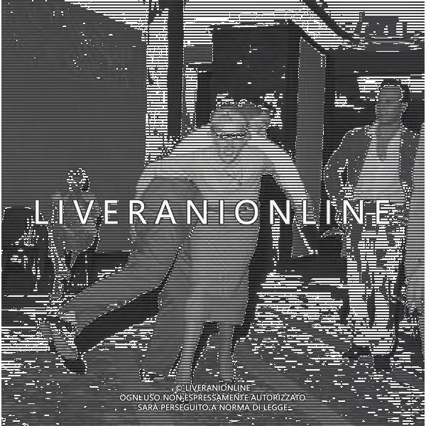 FRANCA RAME CON RAFFAELE PISU NELLA PRESENTAZIONE DELLA RIVISTA INSIEME A MILANO NELL\'ANNO 1953 AG ALDO LIVERANI SAS