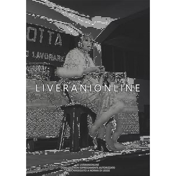 RETROSPETTIVA FRANCA RAME ATTRICE NELLA FOTO FRANCA RAME NELLO SPETTACOLO PRO UNIDAL NELL\'ANNO 1977 A MILANO AG ALDO LIVERANI SAS