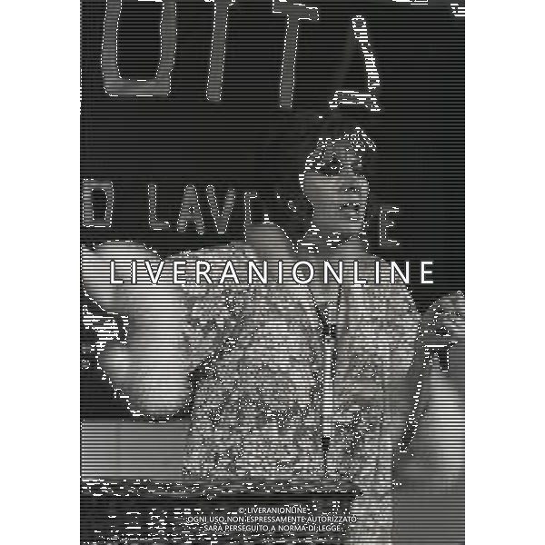 RETROSPETTIVA FRANCA RAME ATTRICE NELLA FOTO FRANCA RAME NELLO SPETTACOLO PRO UNIDAL NELL\'ANNO 1977 A MILANO AG ALDO LIVERANI SAS