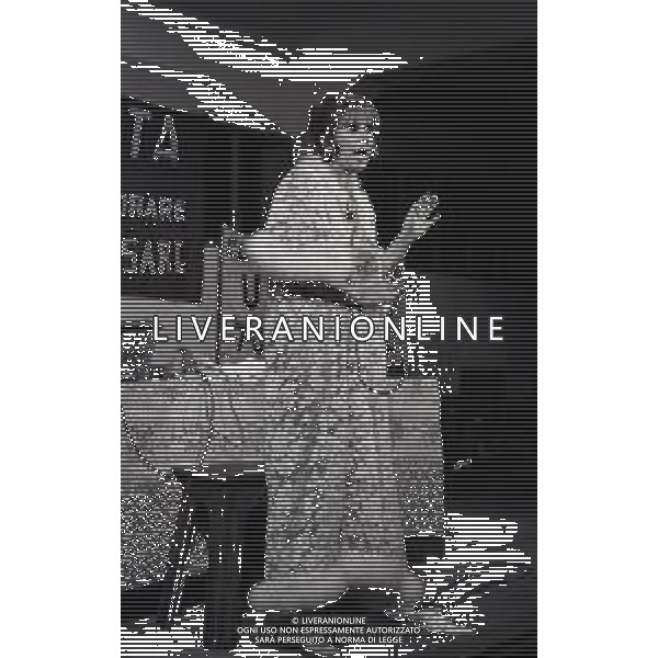 RETROSPETTIVA FRANCA RAME ATTRICE NELLA FOTO FRANCA RAME NELLO SPETTACOLO PRO UNIDAL NELL\'ANNO 1977 A MILANO AG ALDO LIVERANI SAS