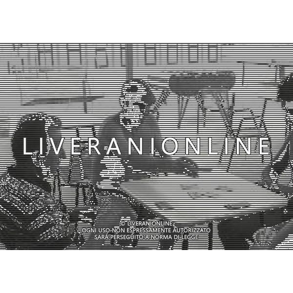 RETROSPETTIVA DAFIO FO ATTORE NELLA FOTO DARIO FO A RAVENNA AL MARE MENTRE GIOCA A CARTE NELL\'ANNO 1979 AG ALDO LIVERANI SAS