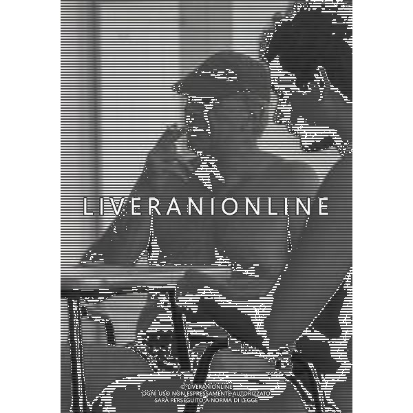 RETROSPETTIVA DAFIO FO ATTORE NELLA FOTO DARIO FO A RAVENNA AL MARE MENTRE GIOCA A CARTE NELL\'ANNO 1979 AG ALDO LIVERANI SAS