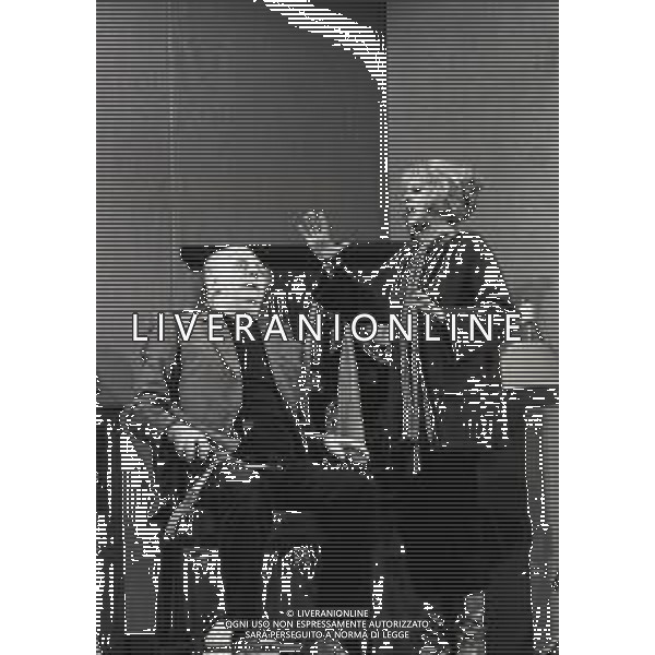 RETROSPETTIVA DARIO FO ATTORE NELLA FOTO DARIO FO CON FRANCA RAME NELLA COMMEDIA TEATRALE “CLACKSON“NELL\'ANNO 1981 AG ALDO LIVERANI SAS 