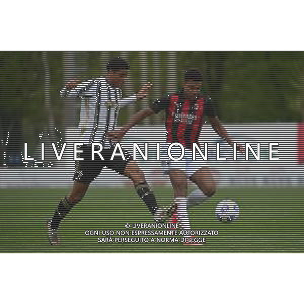 ¬© TVRG Koni De Winter (Juventus) ed Emil Roback (Milan) Milan vs Juventus Campionato Primavera 1 TIM - 18a giornata Milano 10-04-2021 centro sportivo Peppino Vismara foto Roberto Garavaglia/ag. Aldo Liverani sas/ AGENZIA ALDO LIVERANI SAS
