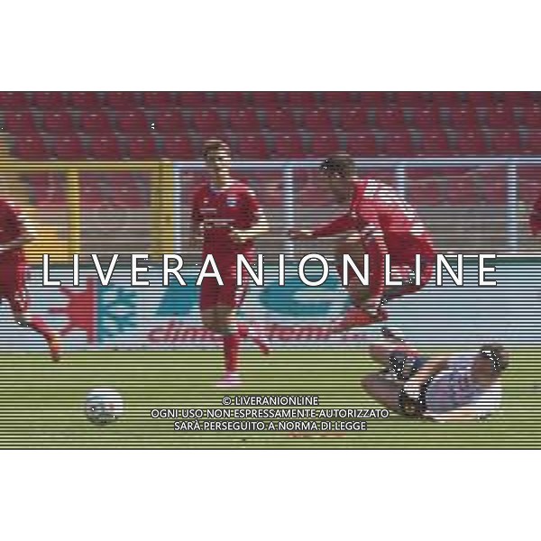 Lecce vs Spal Campionato calcio Serie BKT 10.04.2021 nella foto GABRIEL STREFEZZA CON LUCIONI ©Fabio Serino / AGENZIA ALDO LIVERANI SAS