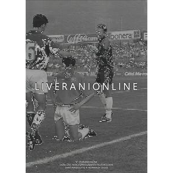 16-09-1990 BRESCIA CAMPIONATO DI CALCIO SERIE B BRESCIA -SALERNITANA 1-2 NELLA FOTO MASSIMO BATTARA E MAURIZIO GANZ DOPO IL RIGORE PARATO AG ALDO LIVERANI SAS