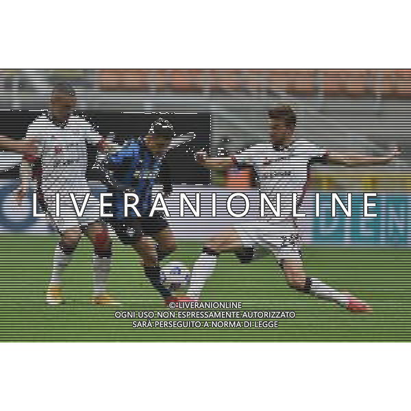 Alexis Sanchez (Inter) tra Radja Nainggolan (Cagliari) e Daniele Rugani (Cagliari) Inter vs Cagliari Campionato Serie A TIM - 30a giornata Milano 11-04-2021 Stadio Giuseppe Meazza - San Siro foto Roberto Garavaglia/ag. Aldo Liverani sas