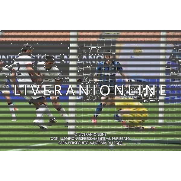 Guglielmo Vicario (Cagliari) para una conclusione ravvicinata di Milan Skriniar (Inter) Inter vs Cagliari Campionato Serie A TIM - 30a giornata Milano 11-04-2021 Stadio Giuseppe Meazza - San Siro foto Roberto Garavaglia/ag. Aldo Liverani sas / AGENZIA ALDO LIVERANI SAS