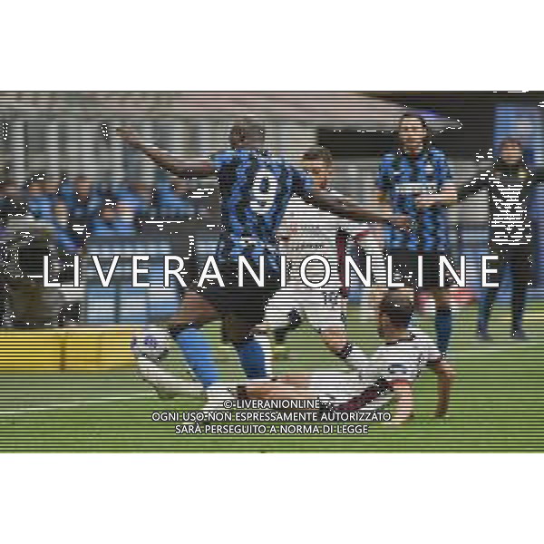Romelu Lukaku (Inter) tra Nahitan Nandez (Cagliari) e Diego Godin (Cagliari) Inter vs Cagliari Campionato Serie A TIM - 30a giornata Milano 11-04-2021 Stadio Giuseppe Meazza - San Siro foto Roberto Garavaglia/ag. Aldo Liverani sas / AGENZIA ALDO LIVERANI SAS