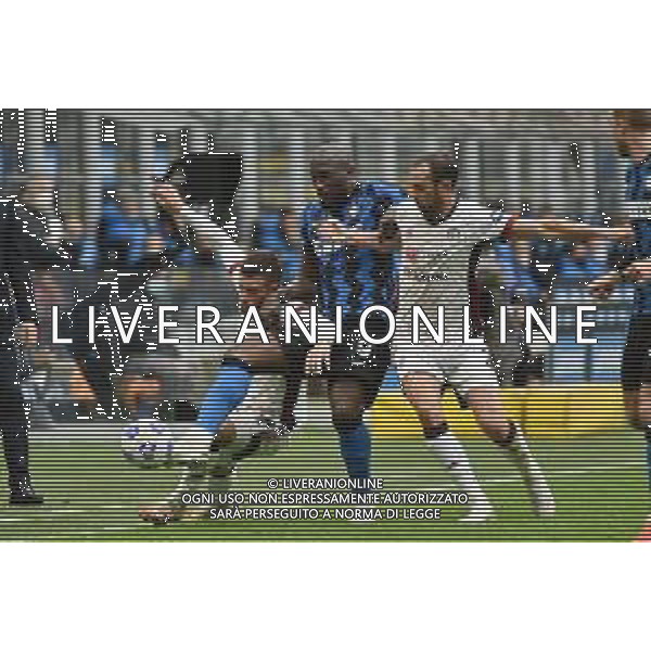 Romelu Lukaku (Inter) tra Nahitan Nandez (Cagliari) e Diego Godin (Cagliari) Inter vs Cagliari Campionato Serie A TIM - 30a giornata Milano 11-04-2021 Stadio Giuseppe Meazza - San Siro foto Roberto Garavaglia/ag. Aldo Liverani sas / AGENZIA ALDO LIVERANI SAS