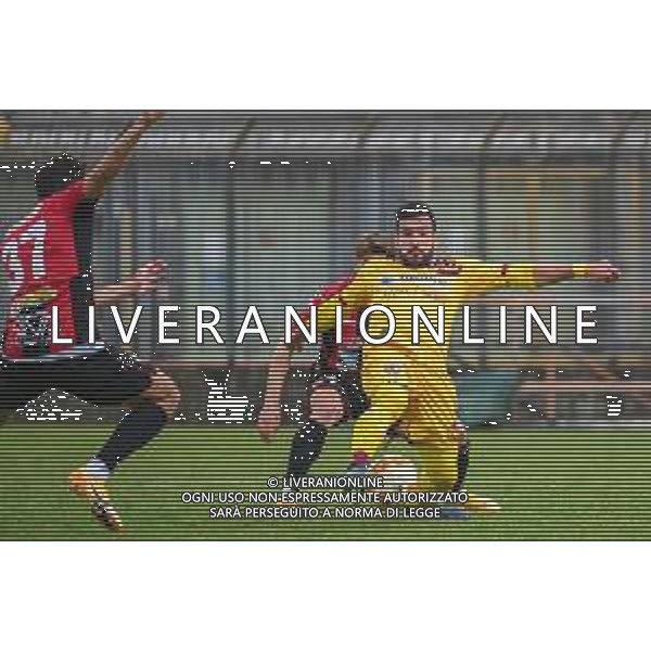 Fagiolinia/LMedia - Lucchese vs Livorno - Campionato di Calcio Serie C - Lega Pro 2020/2021 11 aprile 2021 - Stadio Porta Elisa, Lucca, Italia Nella foto: Andrea Bussaglia (Livorno) anticipa Tomi Petrovic (Lucchese) @Fagiolinia/LMedia/ AGENZIA ALDO LIVERANI SAS