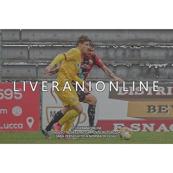Fagiolinia/LMedia - Lucchese vs Livorno - Campionato di Calcio Serie C - Lega Pro 2020/2021 11 aprile 2021 - Stadio Porta Elisa, Lucca, Italia Nella foto: Edgaras Dubickas (Livorno) contrastato da Maikol Benassi (Lucchese) @Fagiolinia/LMedia/ AGENZIA ALDO LIVERANI SAS