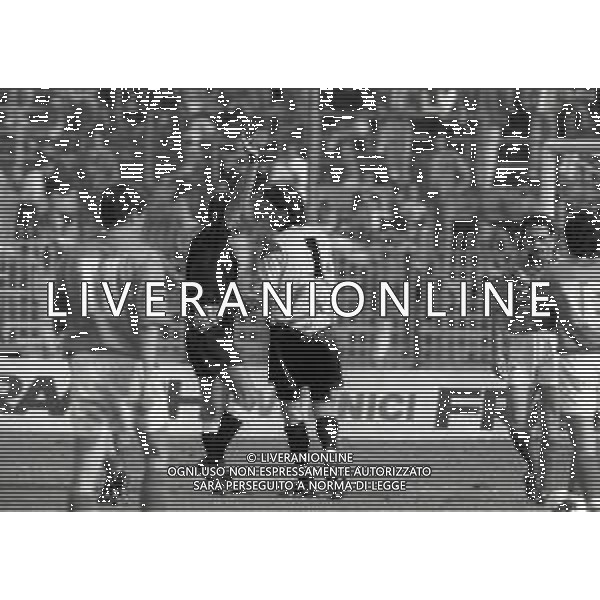 24-05-1992 BRESCIA -CAMPIONATO DI CALCIO SERIE B BRESCIA-ANCONA 2-0 NELLA FOTO L\'ARBITRO GIUSEPPE ROSICA ESPELLE ALESSANDRO NISTA AG ALDO LIVERANI SAS