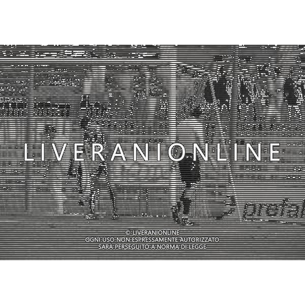 24-05-1992 BRESCIA -CAMPIONATO DI CALCIO SERIE B BRESCIA-ANCONA 2-0 NELLA FOTO L\'ARBITRO GIUSEPPE ROSICA ESPELLE ALESSANDRO NISTA AG ALDO LIVERANI SAS