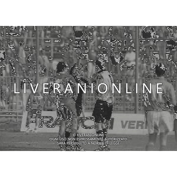 24-05-1992 BRESCIA -CAMPIONATO DI CALCIO SERIE B BRESCIA-ANCONA 2-0 NELLA FOTO L\'ARBITRO GIUSEPPE ROSICA ESPELLE ALESSANDRO NISTA AG ALDO LIVERANI SAS