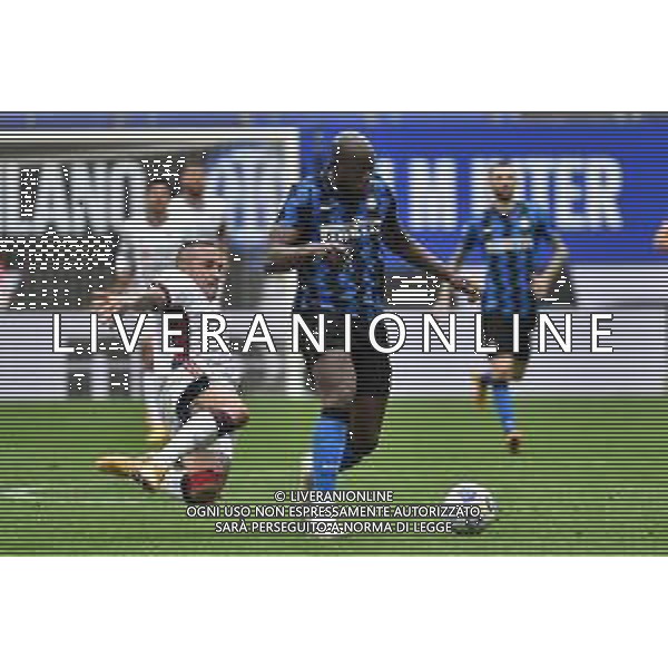 Romelu Lukaku (Inter) e sulla SX Radja Nainggolan (Cagliari) Inter vs Cagliari Campionato Serie A TIM - 30a giornata Milano 11-04-2021 Stadio Giuseppe Meazza - San Siro foto Roberto Garavaglia/ag. Aldo Liverani sas