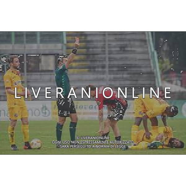 Fagiolinia/LMedia - Lucchese vs Livorno - Campionato di Calcio Serie C - Lega Pro 2020/2021 11 aprile 2021 - Stadio Porta Elisa, Lucca, Italia Nella foto: L\'arbitro Sig. Giampiero Miele da Nola espelle Giovanni Nannelli (Lucchese) per somma di ammonizioni @Fagiolinia/LMedia AG ALDO LIVERANI SAS