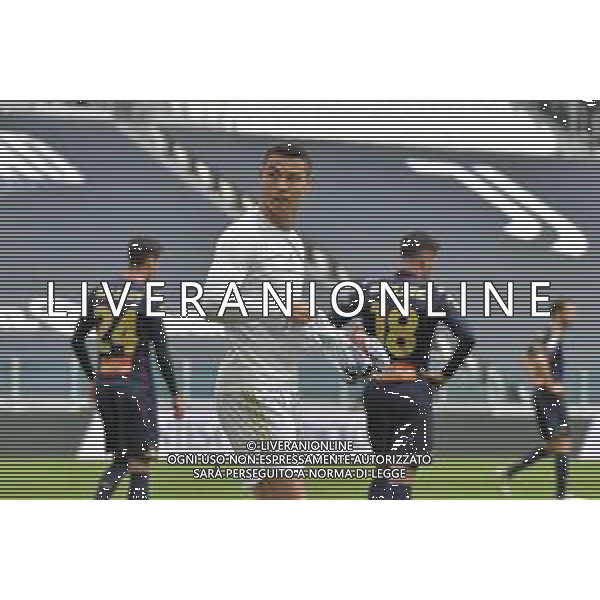 ©Alessandro Falzone/Agenzia Aldo Liverani Torino 11.04.2021 Stadio Allianz Stadium Juventus vs Genoa Serie A Tim 2020-2021 Nella foto : Cristiano Ronaldo lancia la maglia a un rattacapalle