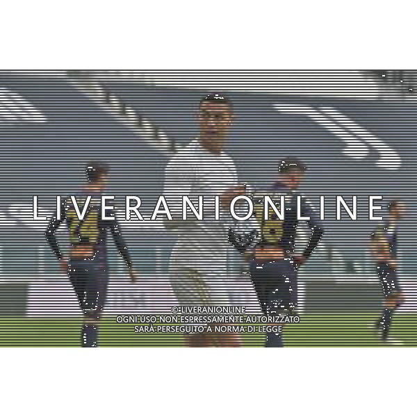 ©Alessandro Falzone/Agenzia Aldo Liverani Torino 11.04.2021 Stadio Allianz Stadium Juventus vs Genoa Serie A Tim 2020-2021 Nella foto : Cristiano Ronaldo lancia la maglia a un rattacapalle