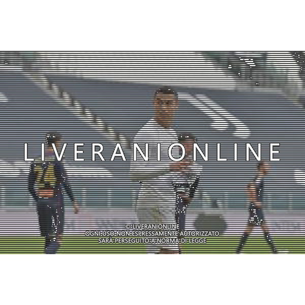 ©Alessandro Falzone/Agenzia Aldo Liverani Torino 11.04.2021 Stadio Allianz Stadium Juventus vs Genoa Serie A Tim 2020-2021 Nella foto : Cristiano Ronaldo lancia la maglia a un rattacapalle