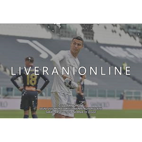 ©Alessandro Falzone/Agenzia Aldo Liverani Torino 11.04.2021 Stadio Allianz Stadium Juventus vs Genoa Serie A Tim 2020-2021 Nella foto : Cristiano Ronaldo lancia la maglia a un rattacapalle
