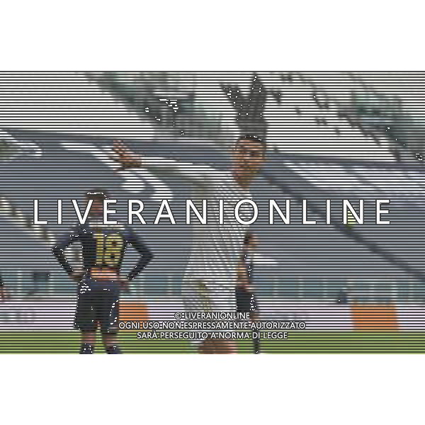 ©Alessandro Falzone/Agenzia Aldo Liverani Torino 11.04.2021 Stadio Allianz Stadium Juventus vs Genoa Serie A Tim 2020-2021 Nella foto : Cristiano Ronaldo lancia la maglia a un rattacapalle