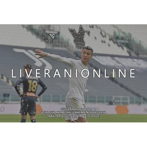 ©Alessandro Falzone/Agenzia Aldo Liverani Torino 11.04.2021 Stadio Allianz Stadium Juventus vs Genoa Serie A Tim 2020-2021 Nella foto : Cristiano Ronaldo lancia la maglia a un rattacapalle