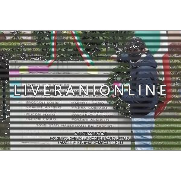 IMOLA 12 04 2021 IMOLA RICORDA LE VITTIME DI POZZO BECCA NELLA FOTO UN STUDENTE DELLA SCUOLA SUPERIROE ATTACCA I BIGLIETTI NEL MONUMENTO CON I MESSAGGI SCRITTI DAI COMPAGNI DI SCUOLA FOTO GIANNI SANNA-AG ALDO LIVERANI SAS