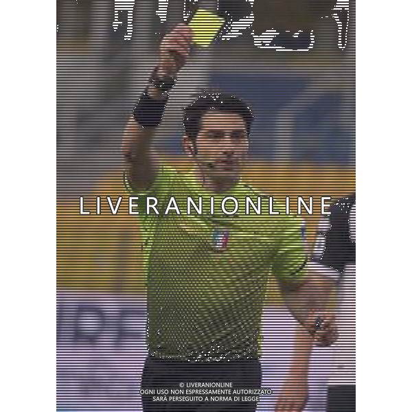 PARMA - MILAN CAMPIONATO CALCIO SERIE A TIM 10.04.2021 NELLA FOTO L\'ARBITRO FABIO MARESCA CON IL CARTELLINO GIALLO IN MANO ©SANTANDREA / AGENZIA ALDO LIVERANI SAS